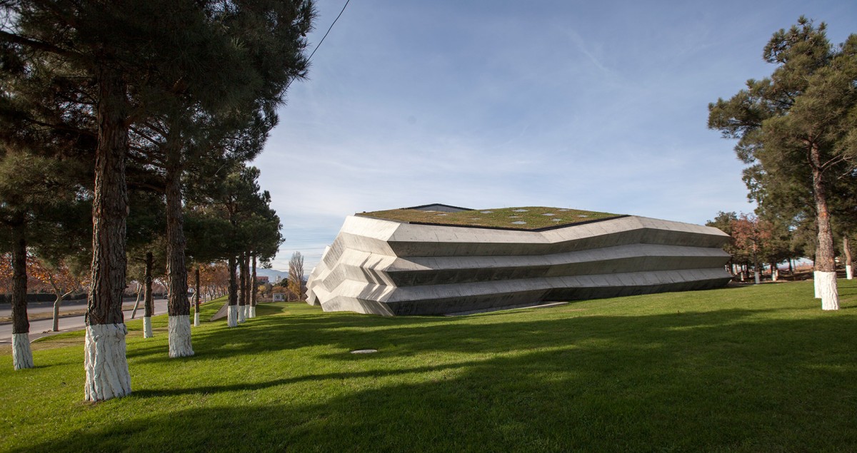 Perde-se por entre a paisagem