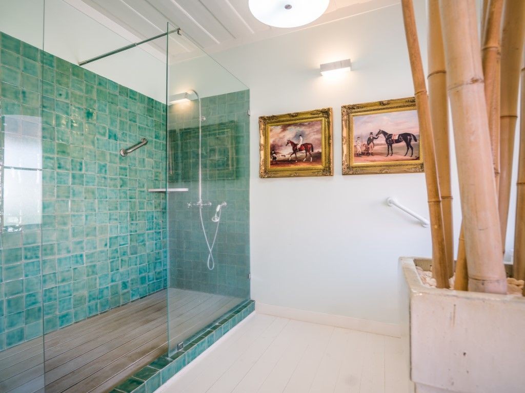 La struttura ha un design unico che si estende a questo bellissimo bagno