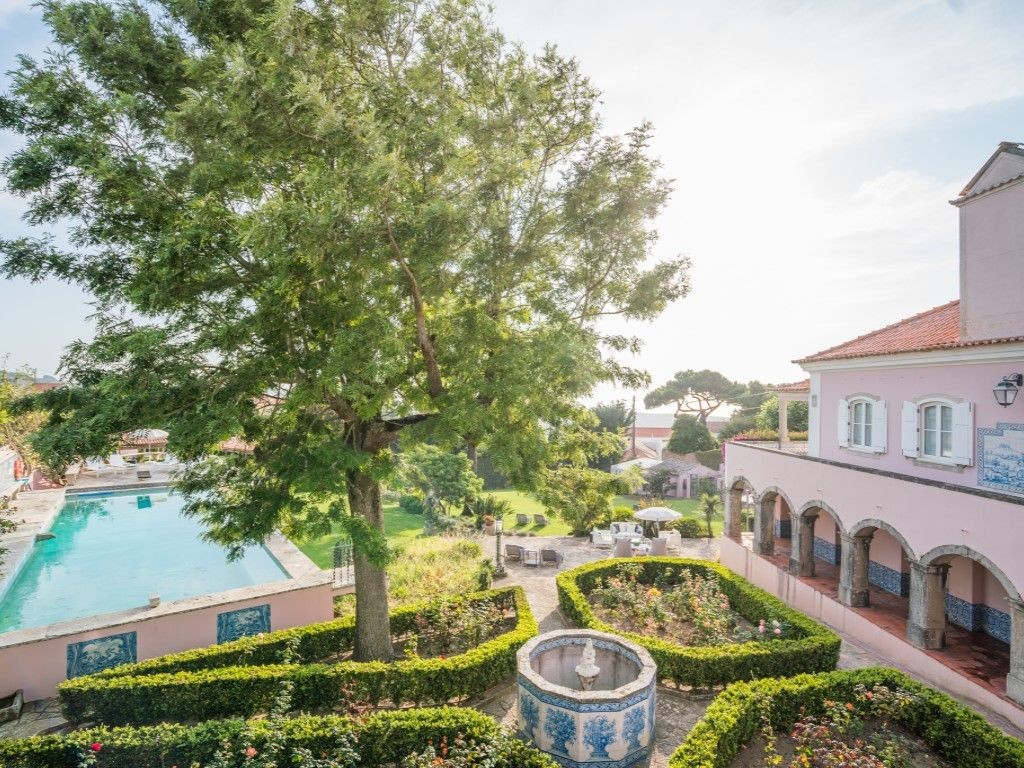 La struttura dispone di un bellissimo giardino e di una grande piscina
