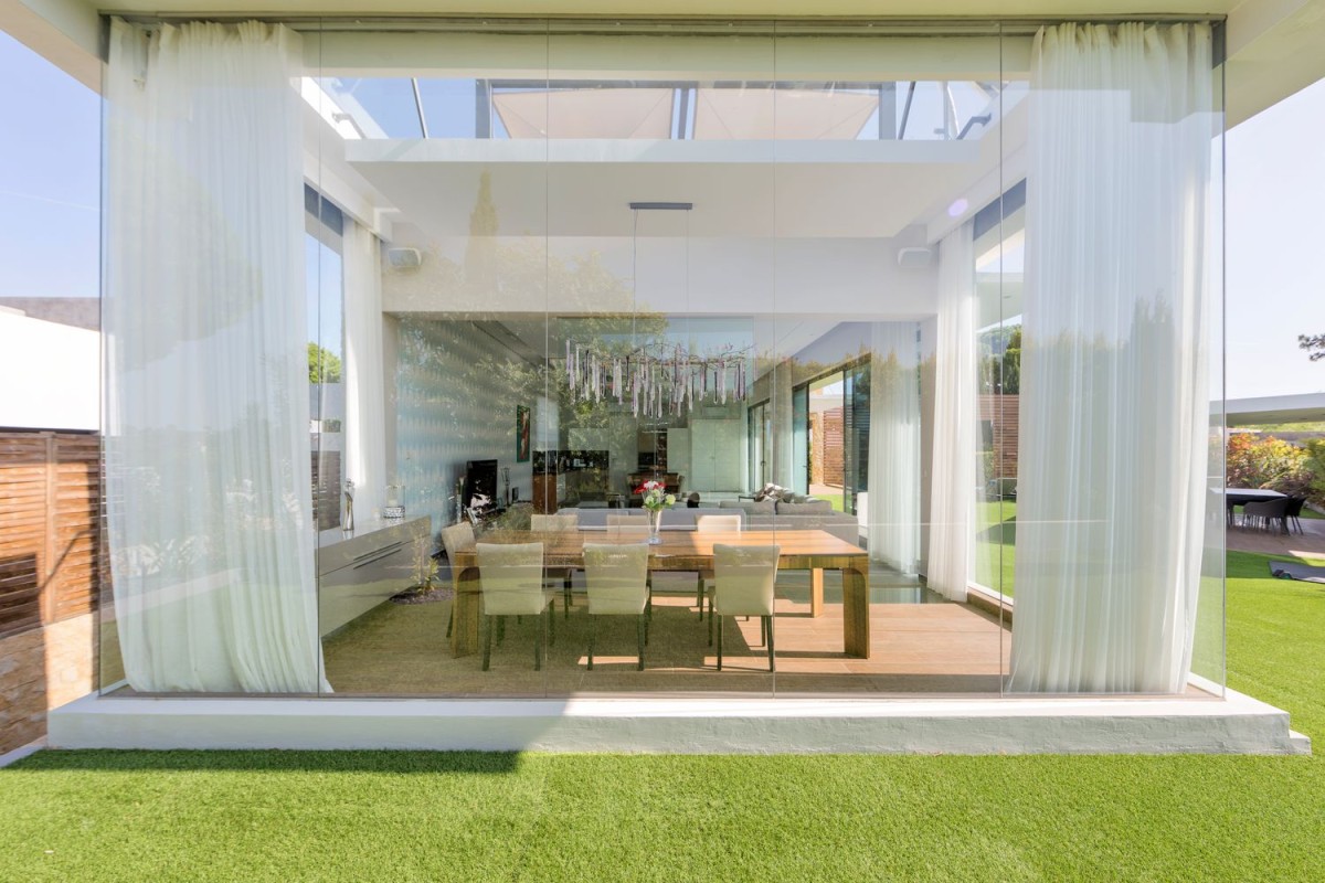 The property has spectacular floor to ceiling windows in the dining room