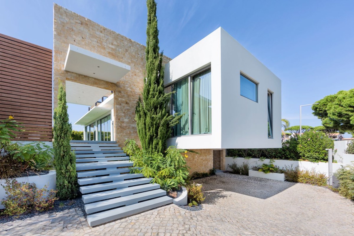 This luxury villa is for sale in the Algarve This luxury villa is for sale in the Algarve
