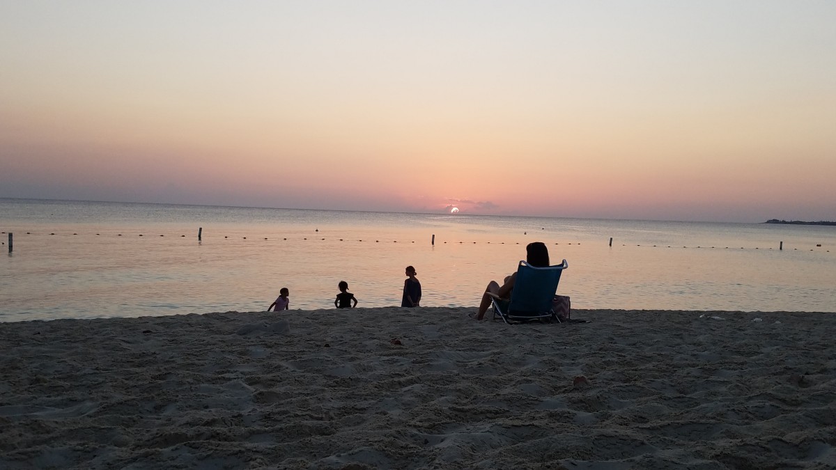 Trabalhar à distância desde um destino paradisíaco? Nas Ilhas Caimão é possível, mas só para alguns...