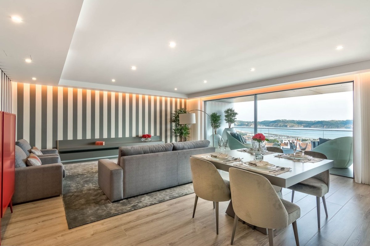 Il soggiorno / sala da pranzo è spazioso e aperto Il soggiorno / sala da pranzo è spazioso e aperto