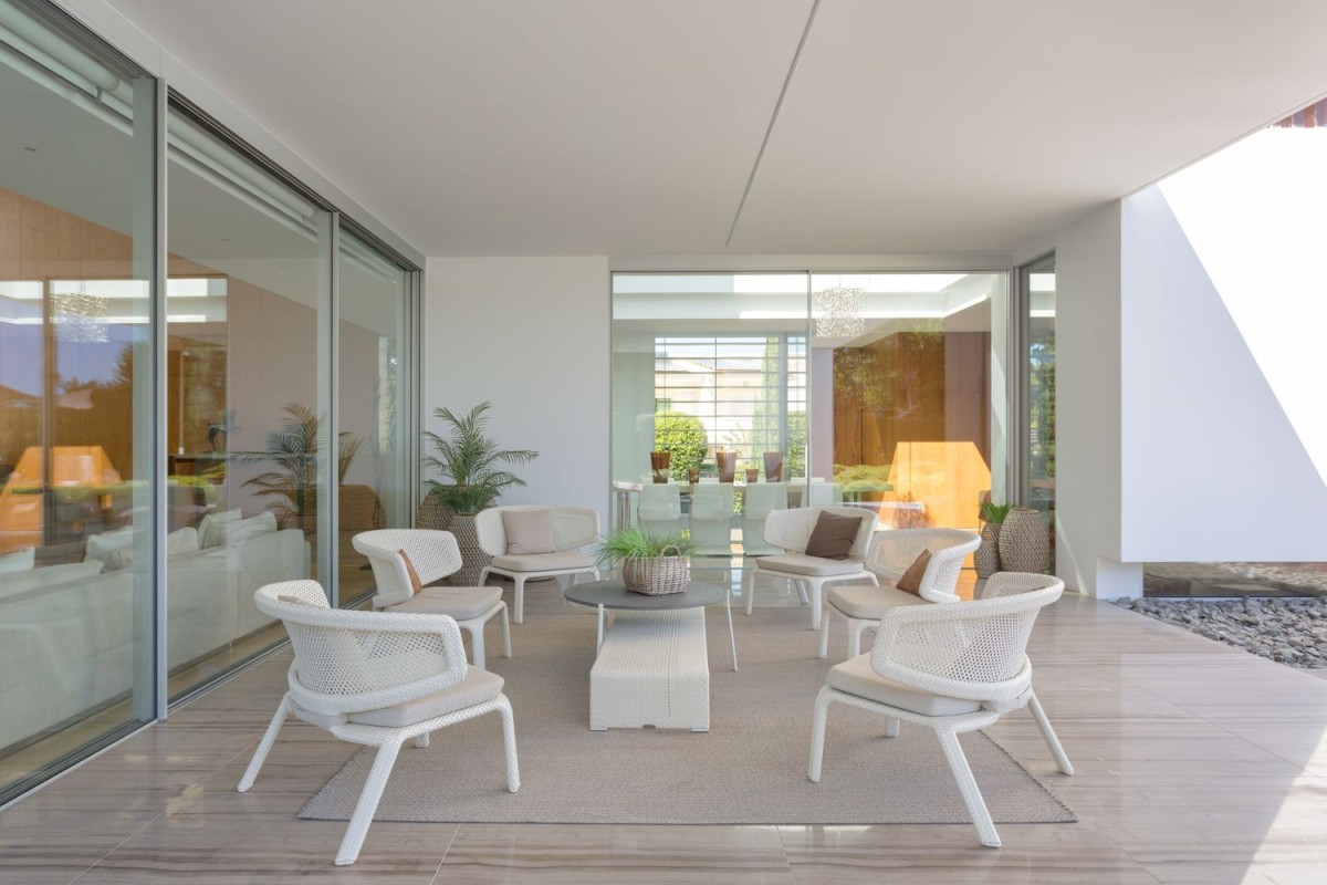 Die Villa verfügt über mehrere überdachte Außenbereiche