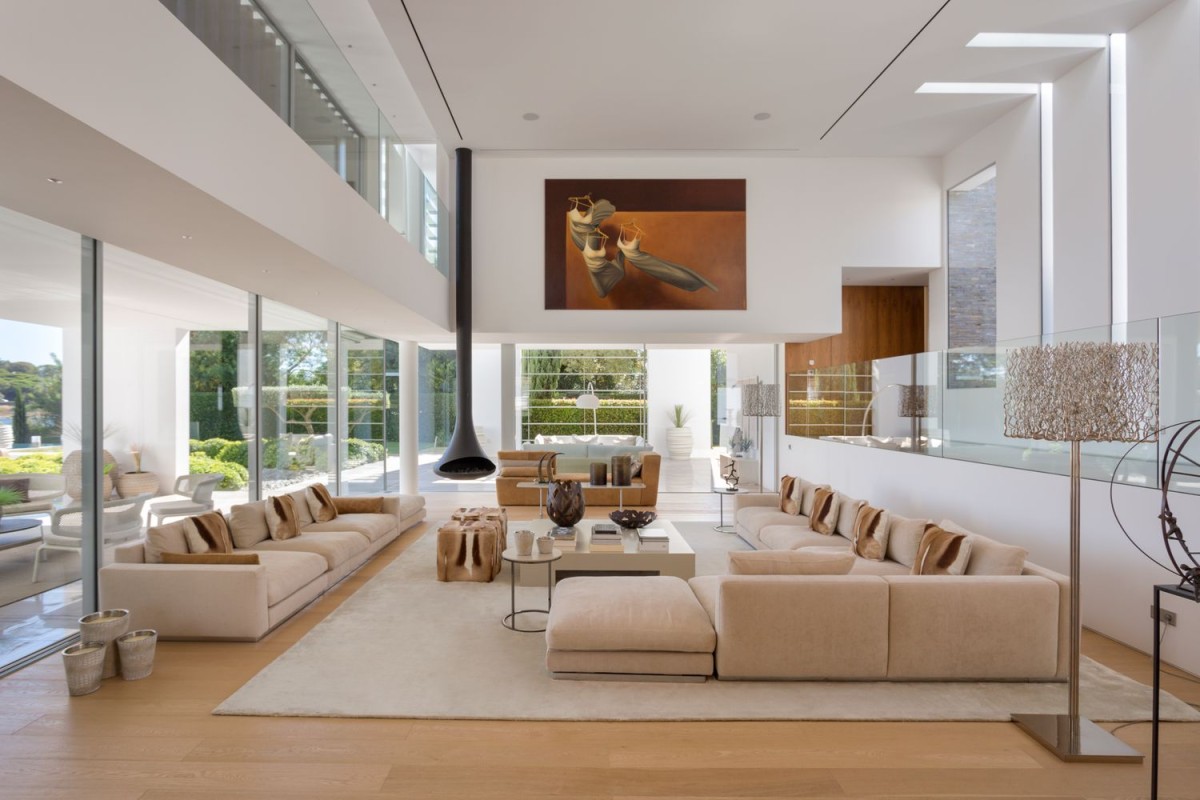 Das beeindruckende Wohnzimmer bietet Platz für die ganze Familie