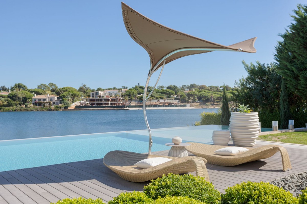 Der Garten der Villa bietet viel Platz zum Entspannen