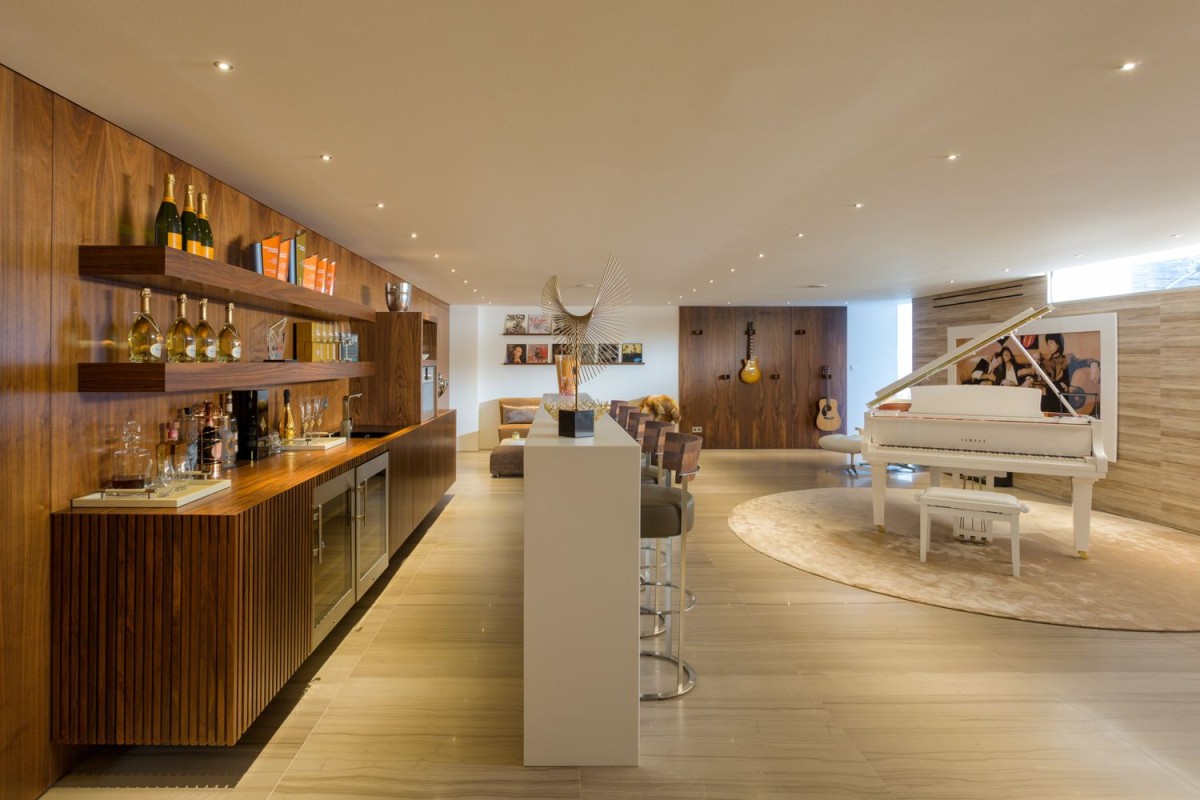 Die Bar im Keller ist nur eines von vielen Luxusmerkmalen dieser Villa