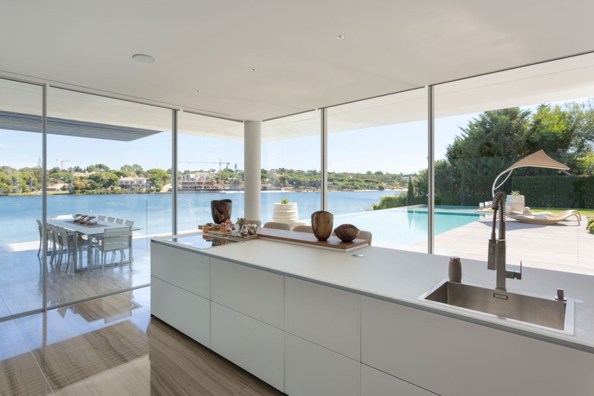 Die Küche ist modern und geräumig