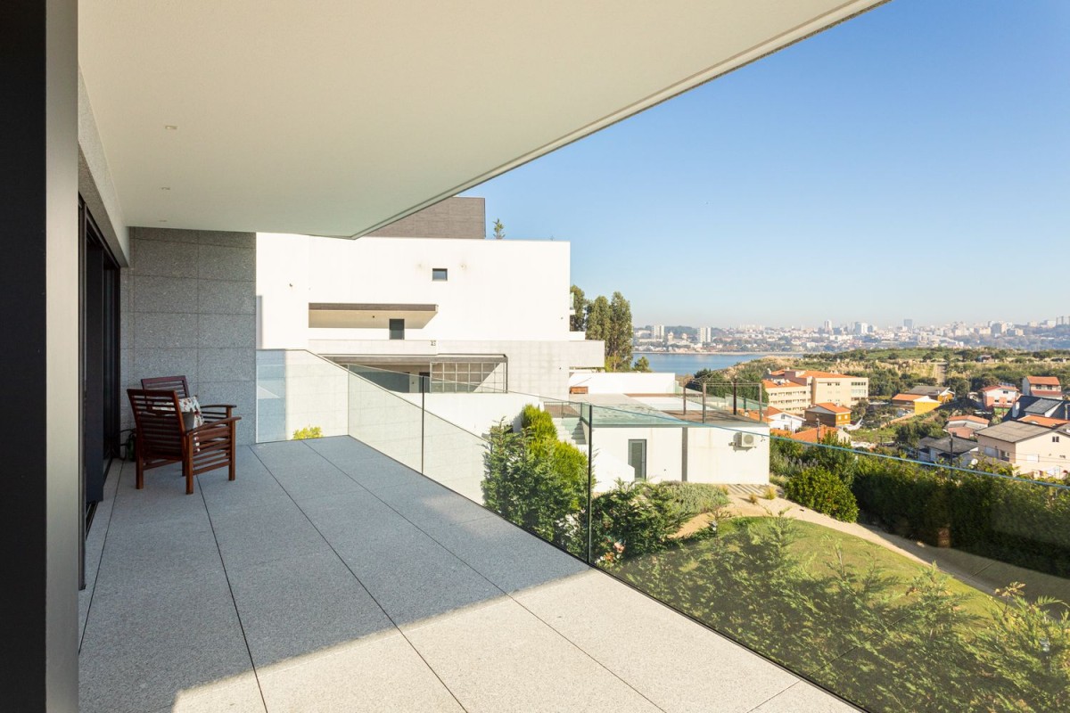 La propiedad tiene amplios balcones perfectos para disfrutar de las vistas