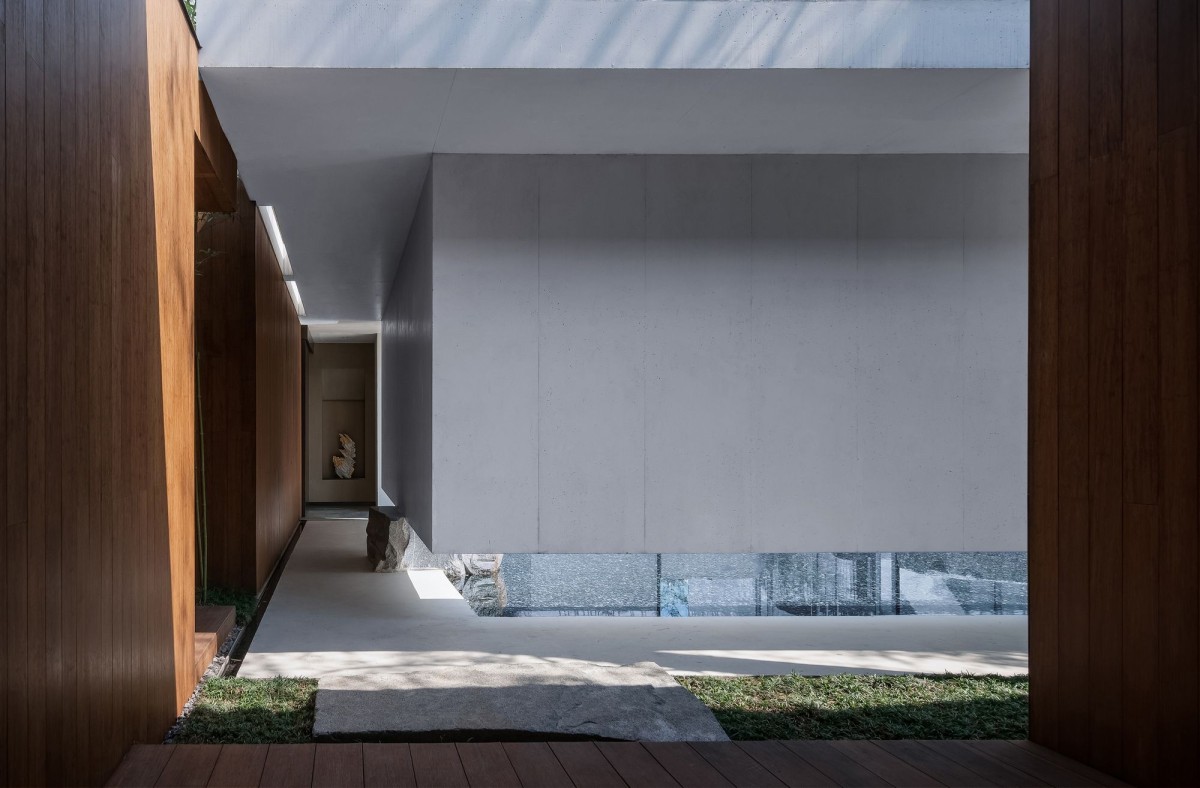 Tem um jardim e um pátio com água