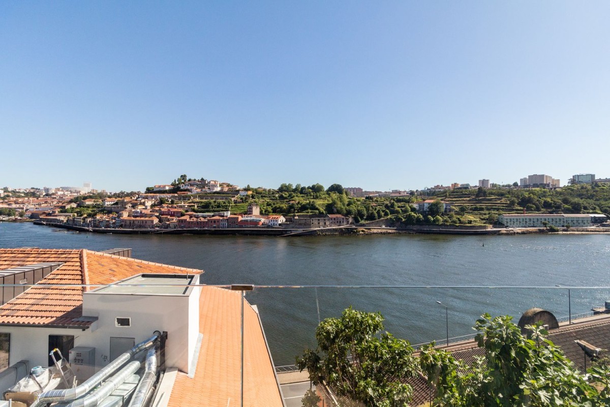 Enjoy spectacular views of the River Douro in this beautiful apartment