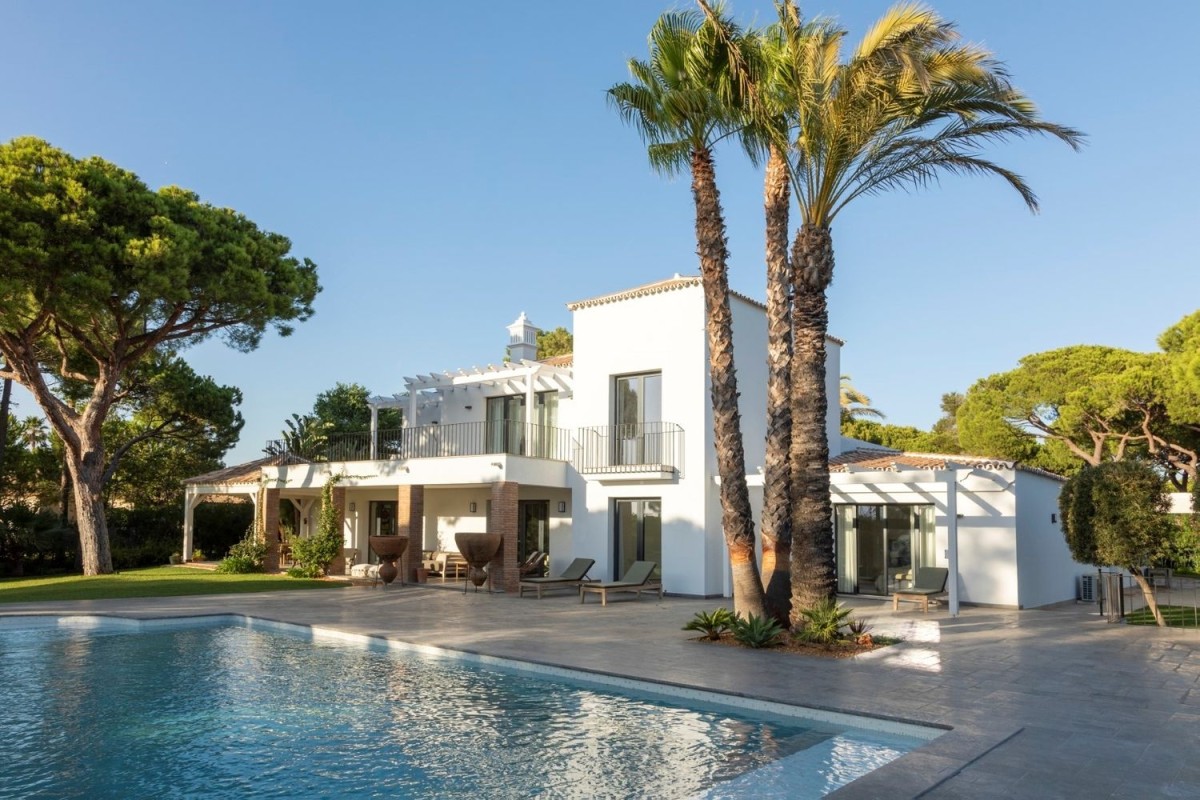 As well as the spacious pool, the property has a large garden and is surrounded by nature