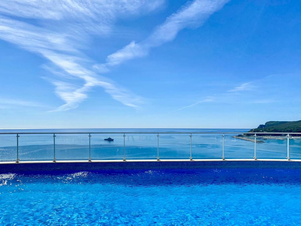 Sesimbra Cliffs traz ao mercado 53 apartamentos prontos a habitar e... dá resposta à pandemia