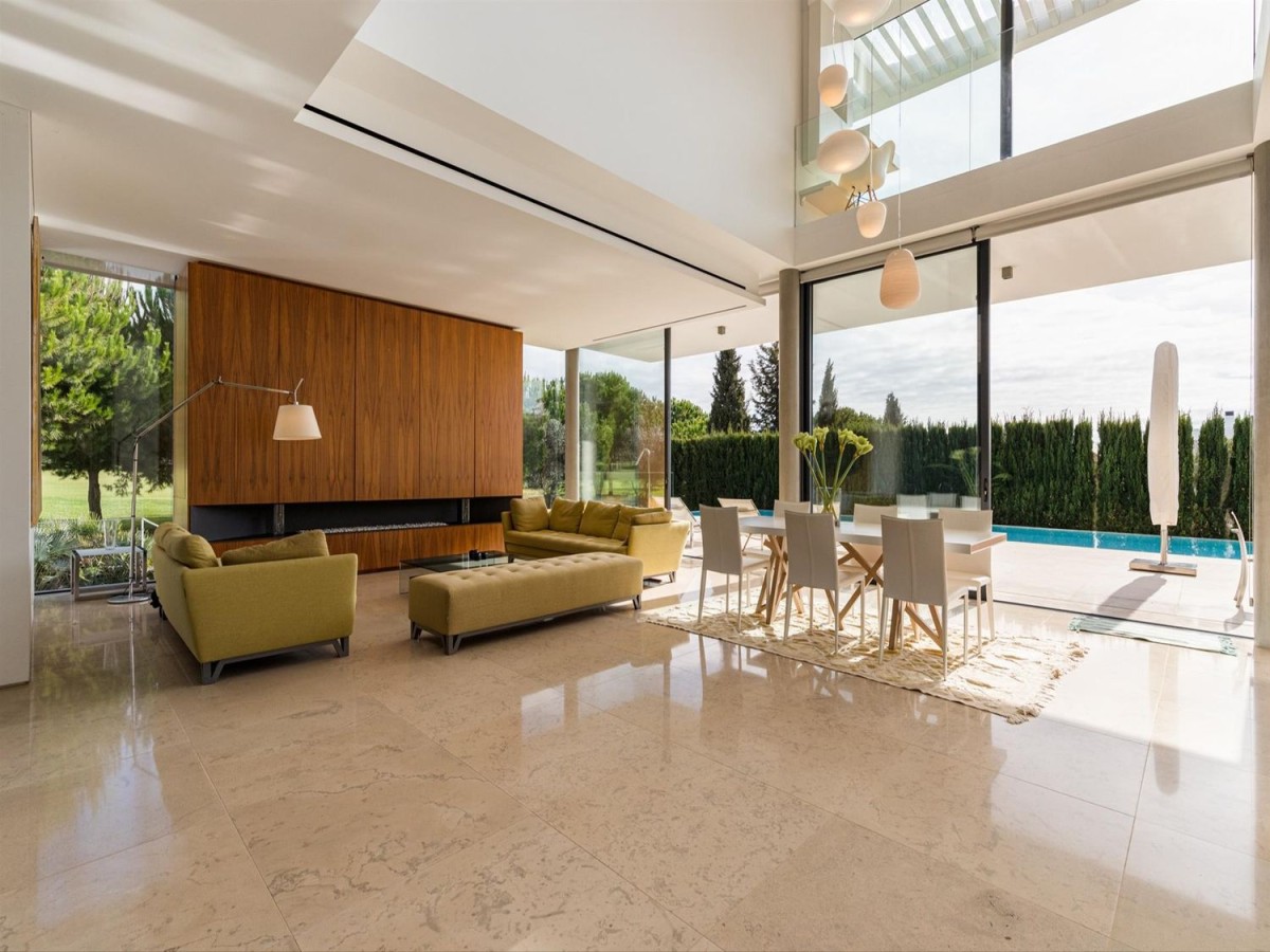 La villa è caratterizzata da soffitti alti e un design moderno La villa è caratterizzata da soffitti alti e un design moderno