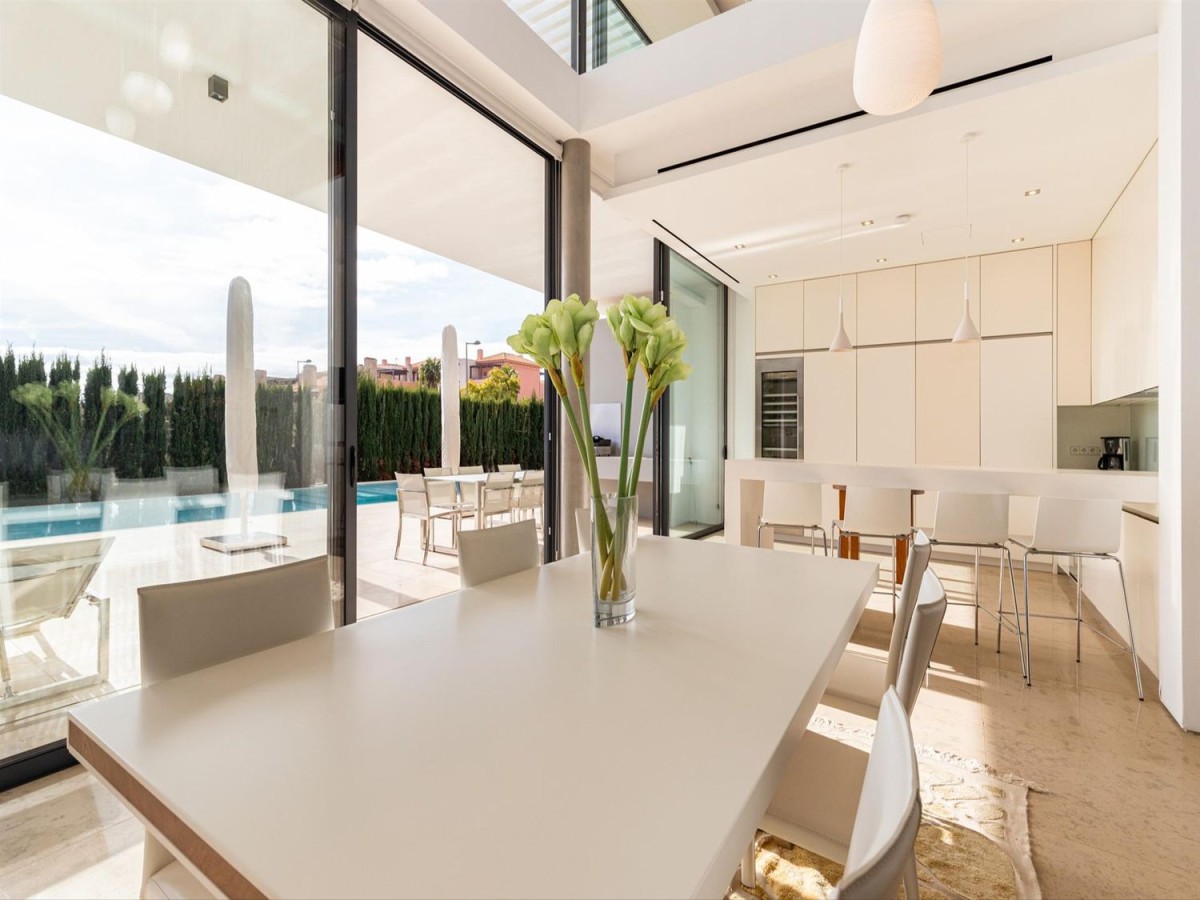 The kitchen and dining area is modern and spacious