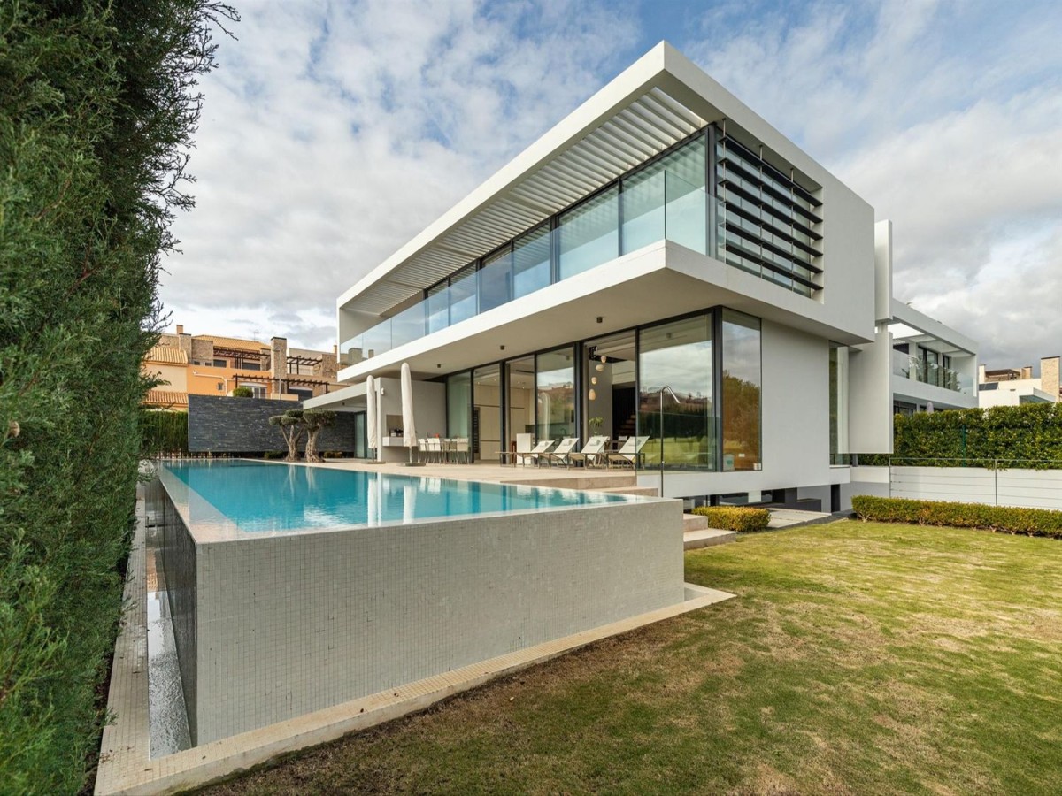 Questa villa moderna è in vendita in Portogallo
