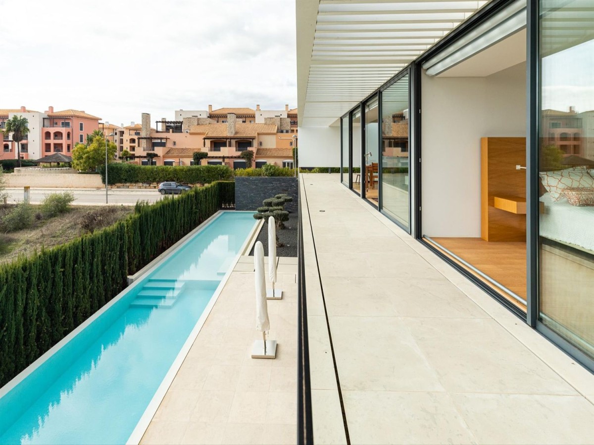 La propriété possède plusieurs balcons et une belle piscine