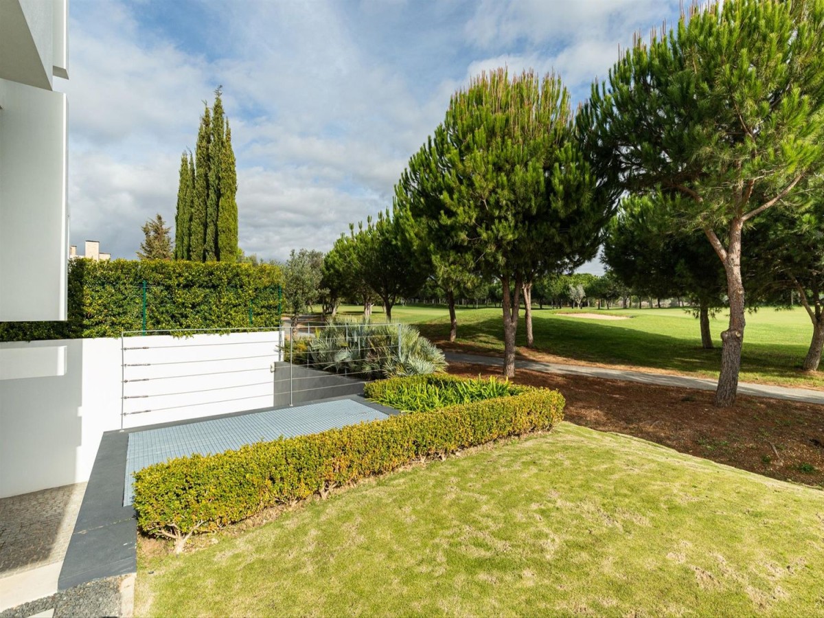 La propiedad tiene una hermosa zona ajardinada que se abre al campo de golf