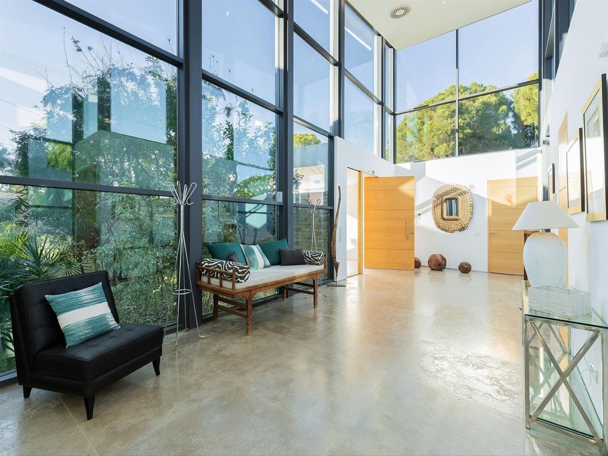 La villa è caratterizzata dalle sue ampie finestre e dal design moderno La villa è caratterizzata dalle sue ampie finestre e dal design moderno
