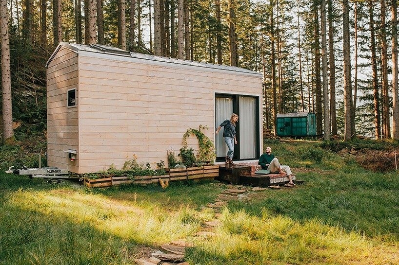 Uma casa pré-fabricada de madeira portátil perfeita para estar no campo