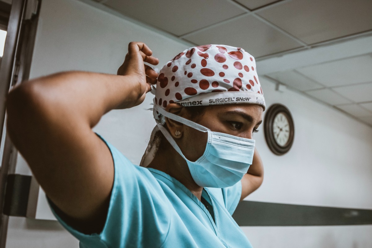 Hospitais lotados: cirurgias prioritárias adiadas para dar resposta a pico do contágios