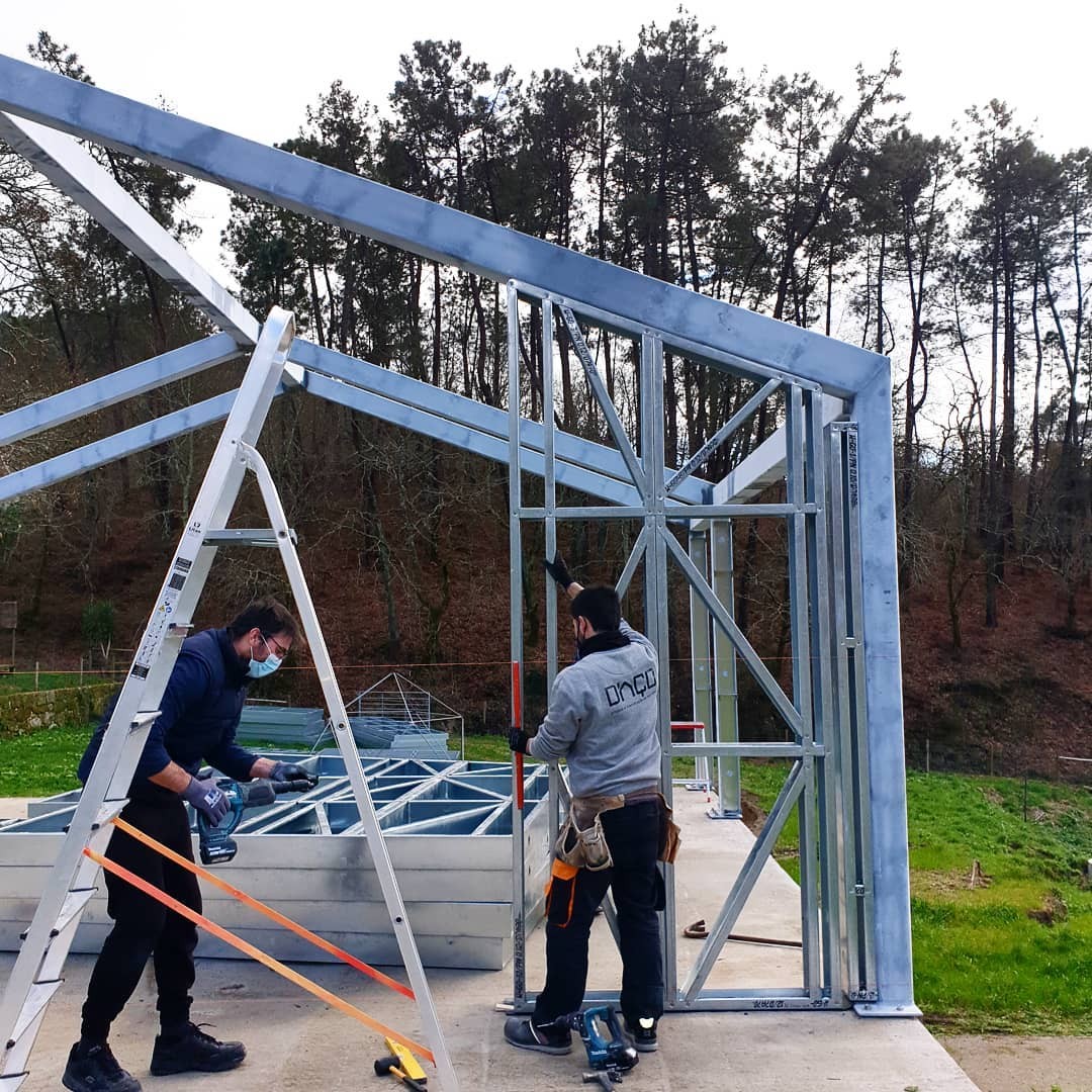 Dois jovens de Ponte da Barca lançam projeto de casas que se “montam como legos”