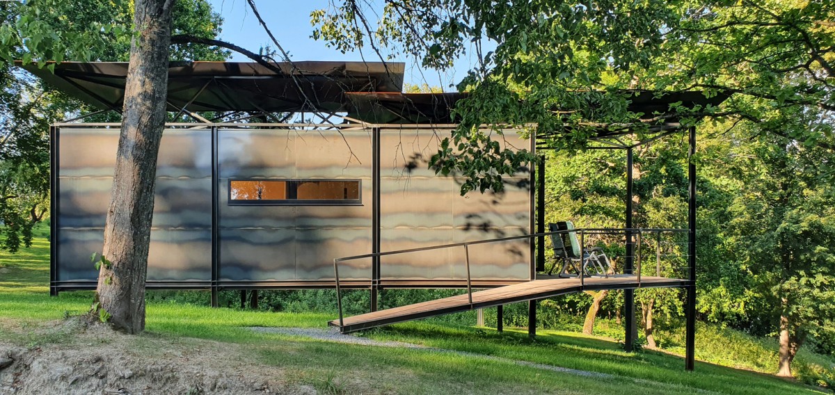 Uma minicasa pré-fabricada que se adapta a qualquer terreno e se integra na zona envolvente