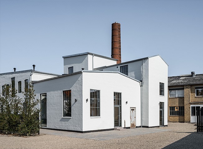 Antiga fábrica dinamarquesa convertida em habitação acessível graças à construção modular