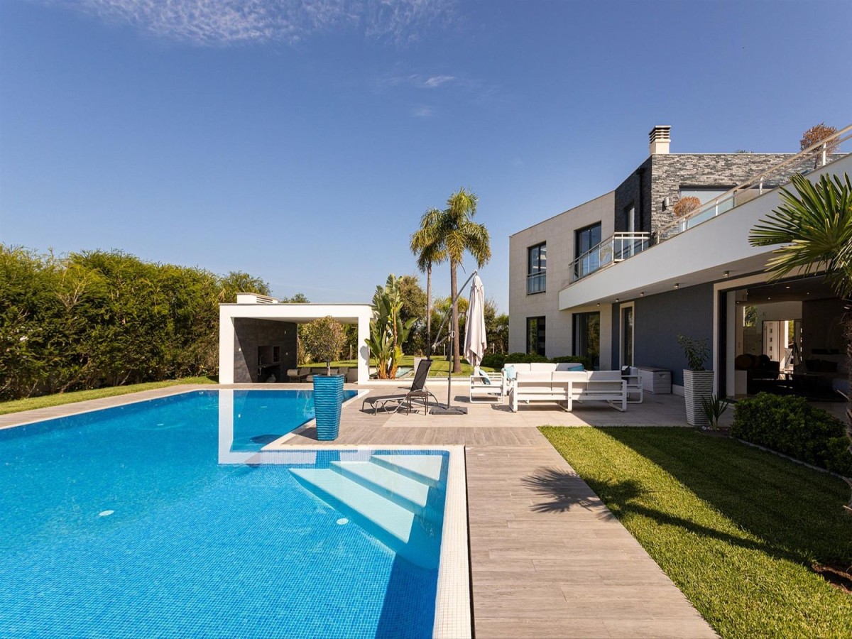 La struttura dispone di una grande piscina e giardino