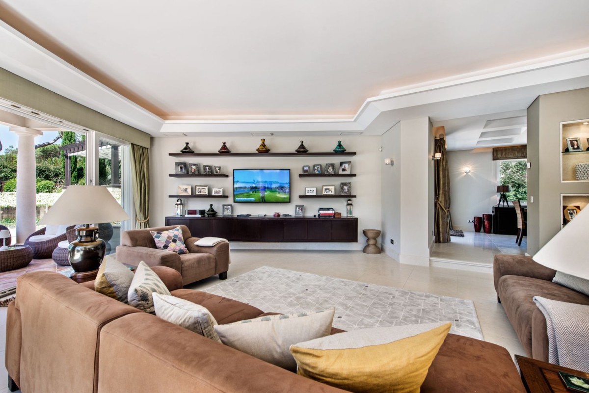 Offener Hauptwohnbereich mit viel natürlichem Licht