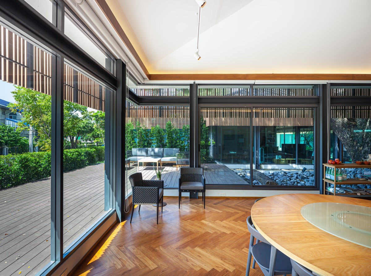 Grandes janelas que deixam entrar a luz