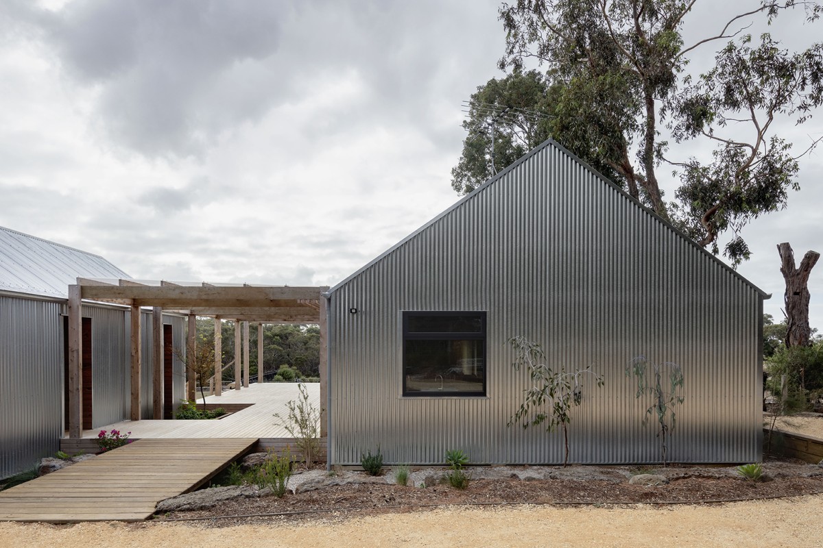 Uma casa pré-fabricada ecológica na costa australiana que esconde um interior incrível