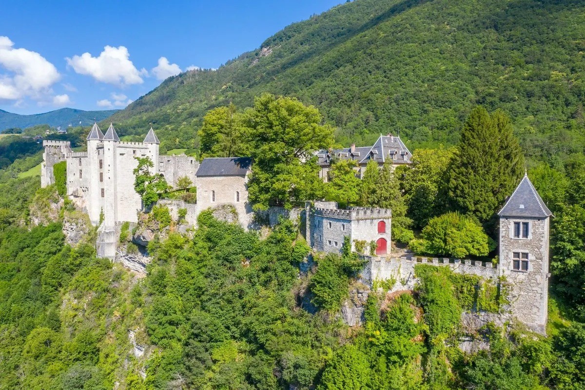 Viver como um rei numa fortaleza francesa do século IX por 4,25 milhões