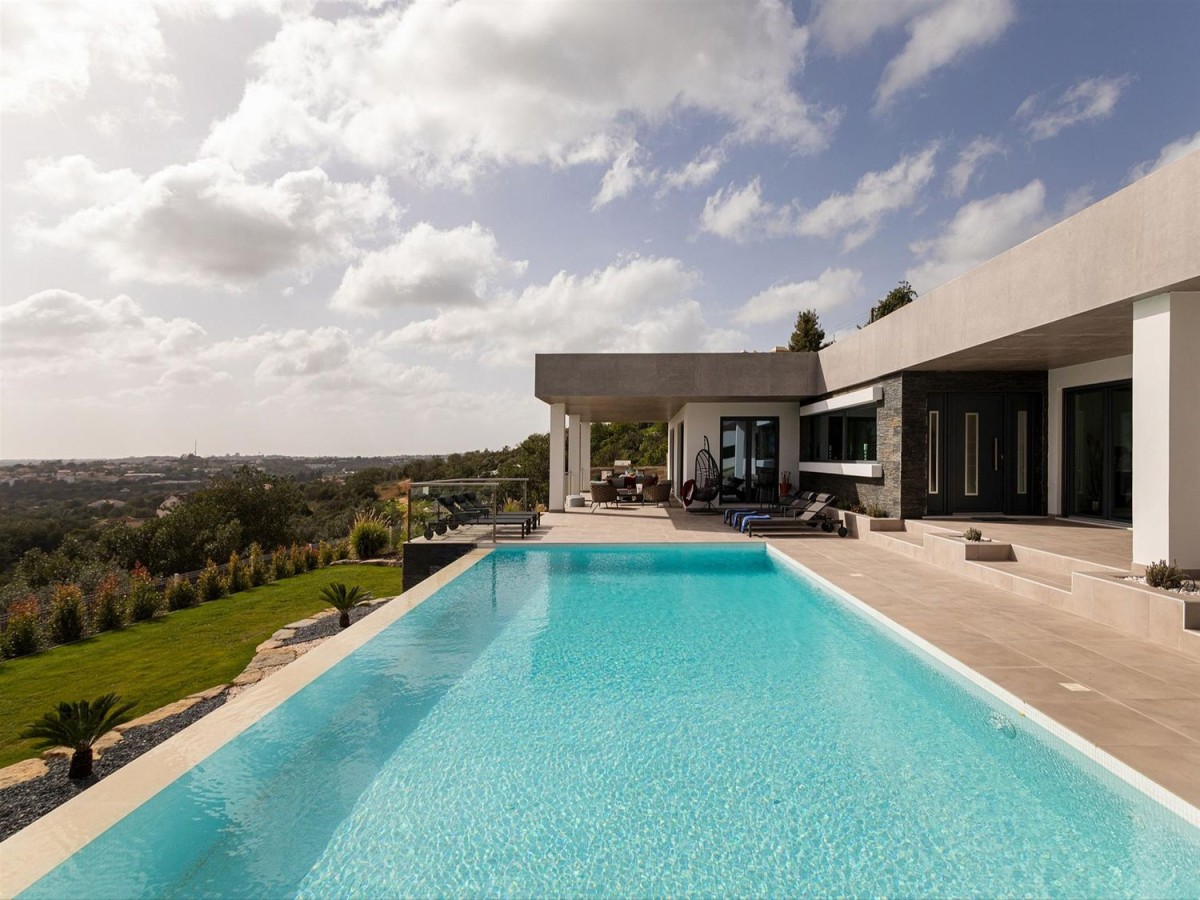 This countryside villa is for sale in the Algarve