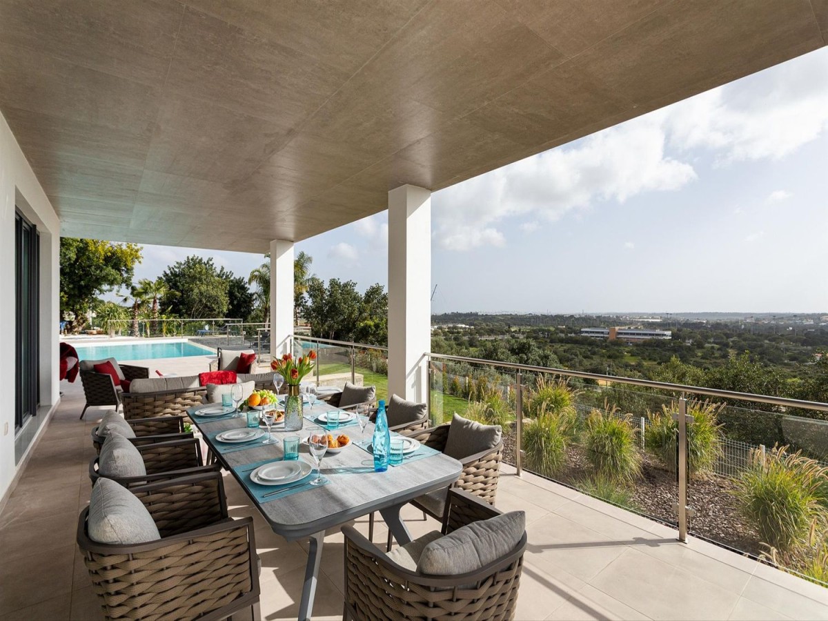 Die überdachte Terrasse eignet sich perfekt für Mahlzeiten im Freien