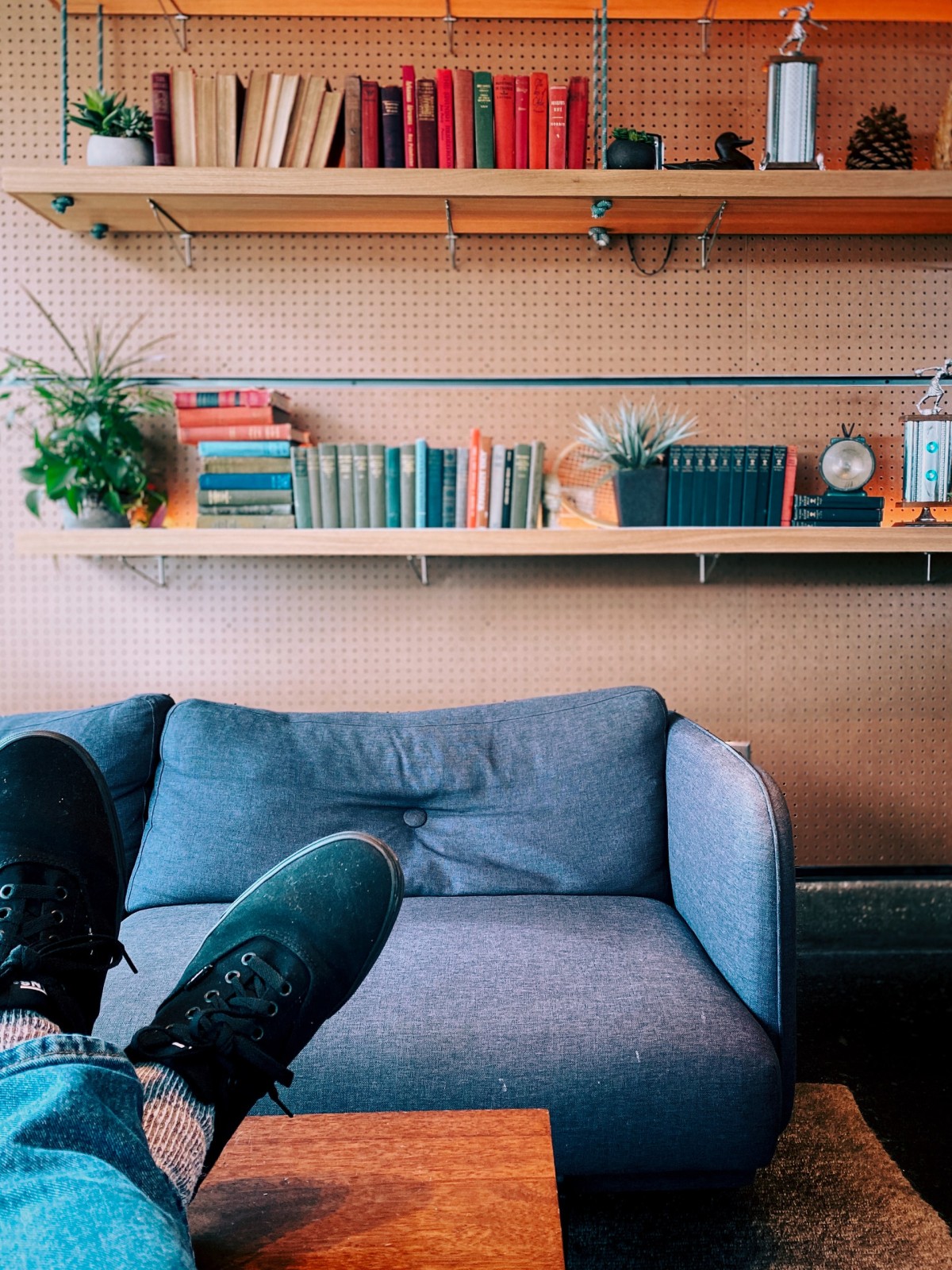 Como organizar e decorar a estante de livros de um jeito personalizado