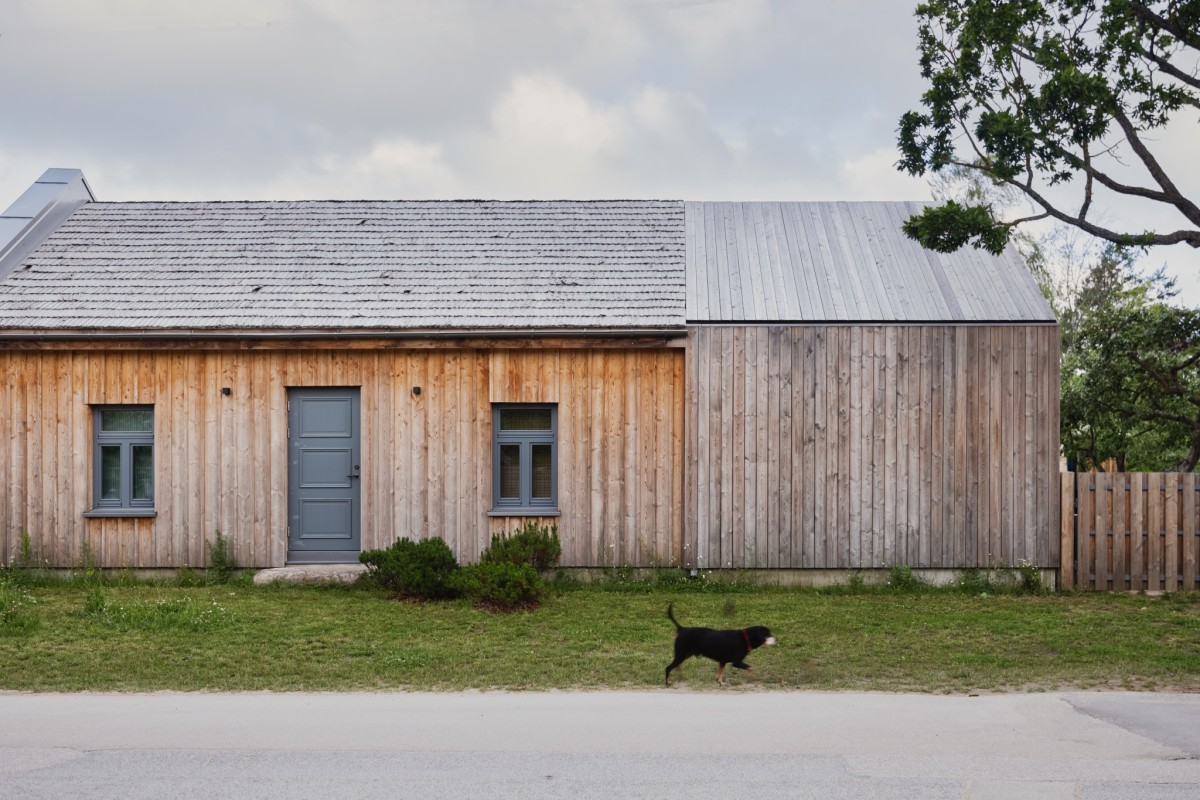 Esta casa pré-fabricada de estilo nórdico na Letónia esconde um jardim incrível 