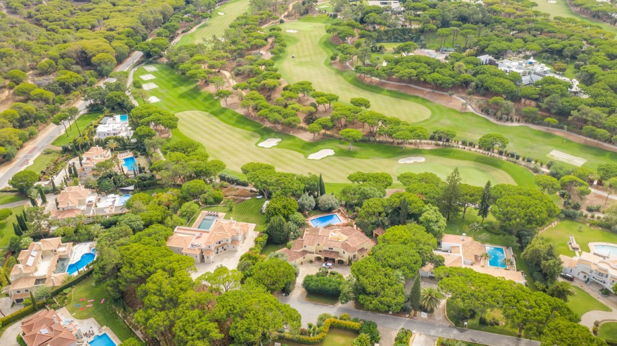 La propiedad está rodeada por un maravilloso campo de golf