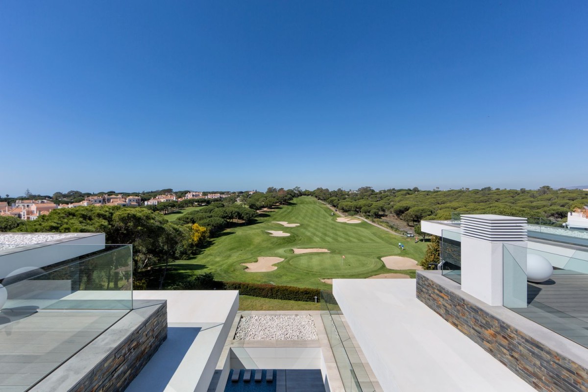 La villa tiene una maravillosa terraza en la azotea