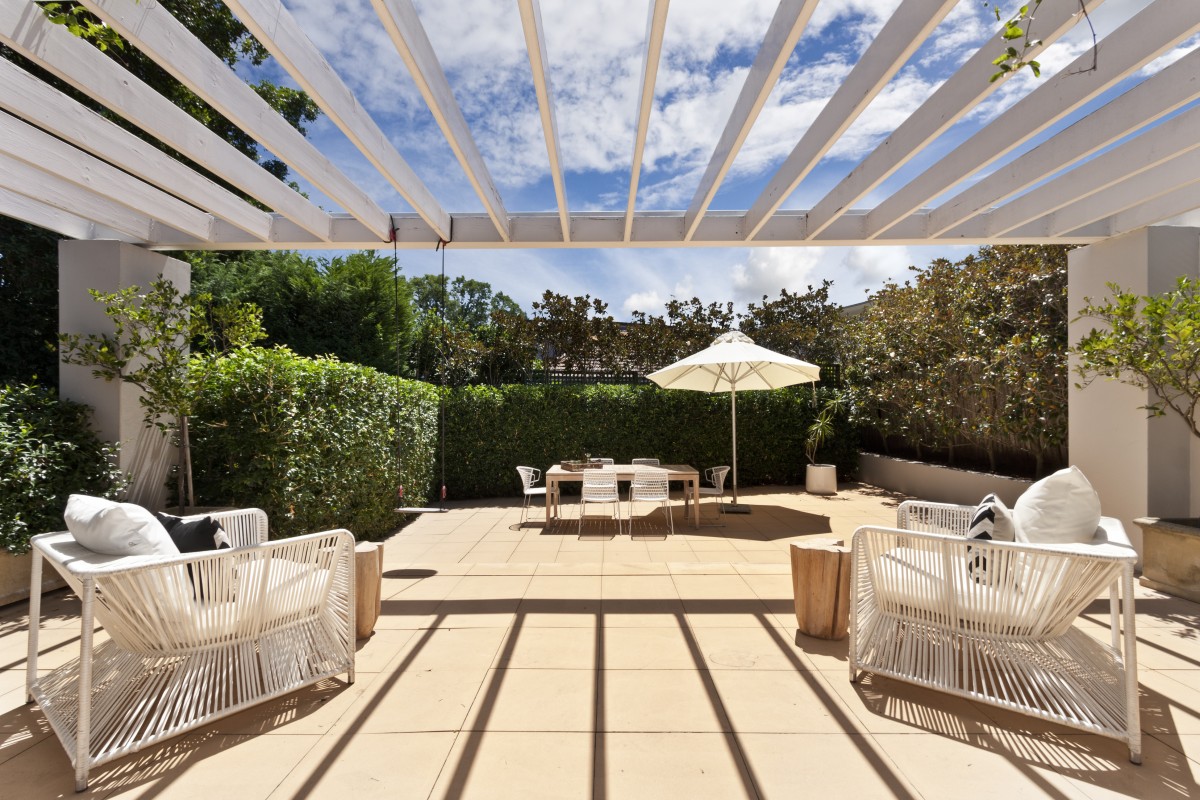 Jardins e terraços: tipos de pavimentos e revestimentos de muros a usar