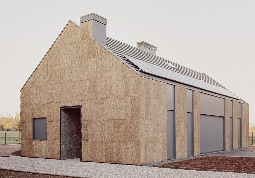 Uma casa linda e sustentável construída apenas com madeira, cortiça e palha