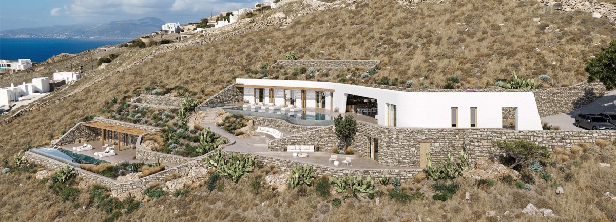 Uma casa de verão espetacular “escondida” numa encosta na ilha grega de Mykonos