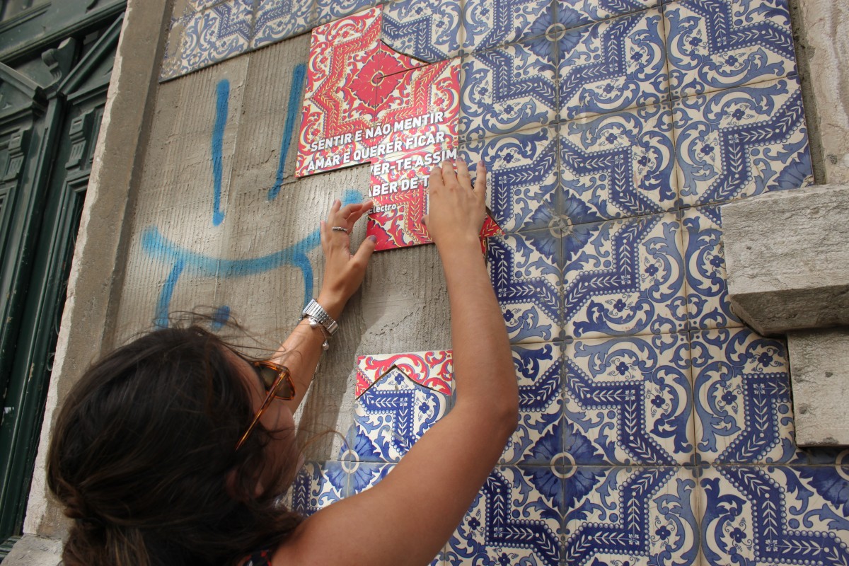 Preencher os vazios das fachadas com arte: esta artista do Porto leva poesia às cidades