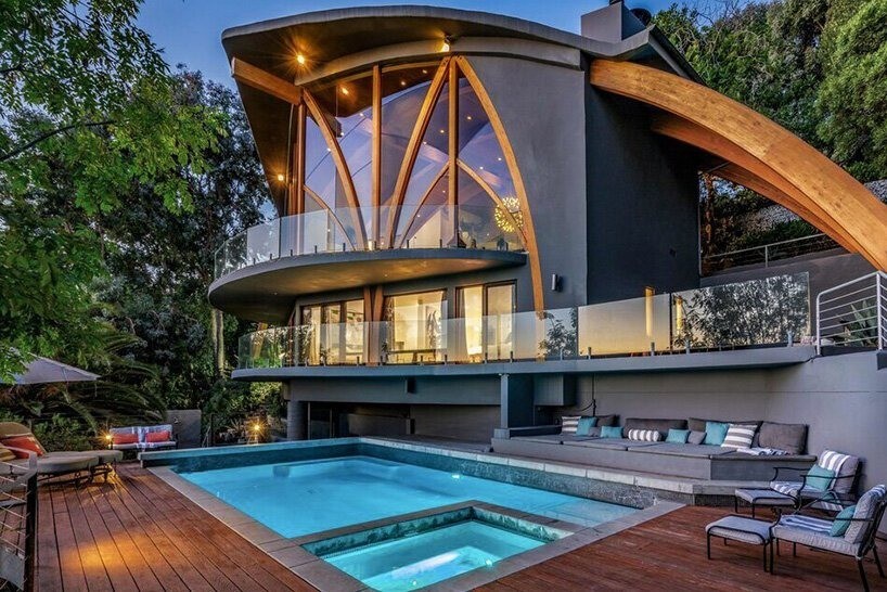 Esta casa futurista está à venda por 7,8 milhões e esconde um interior incrível