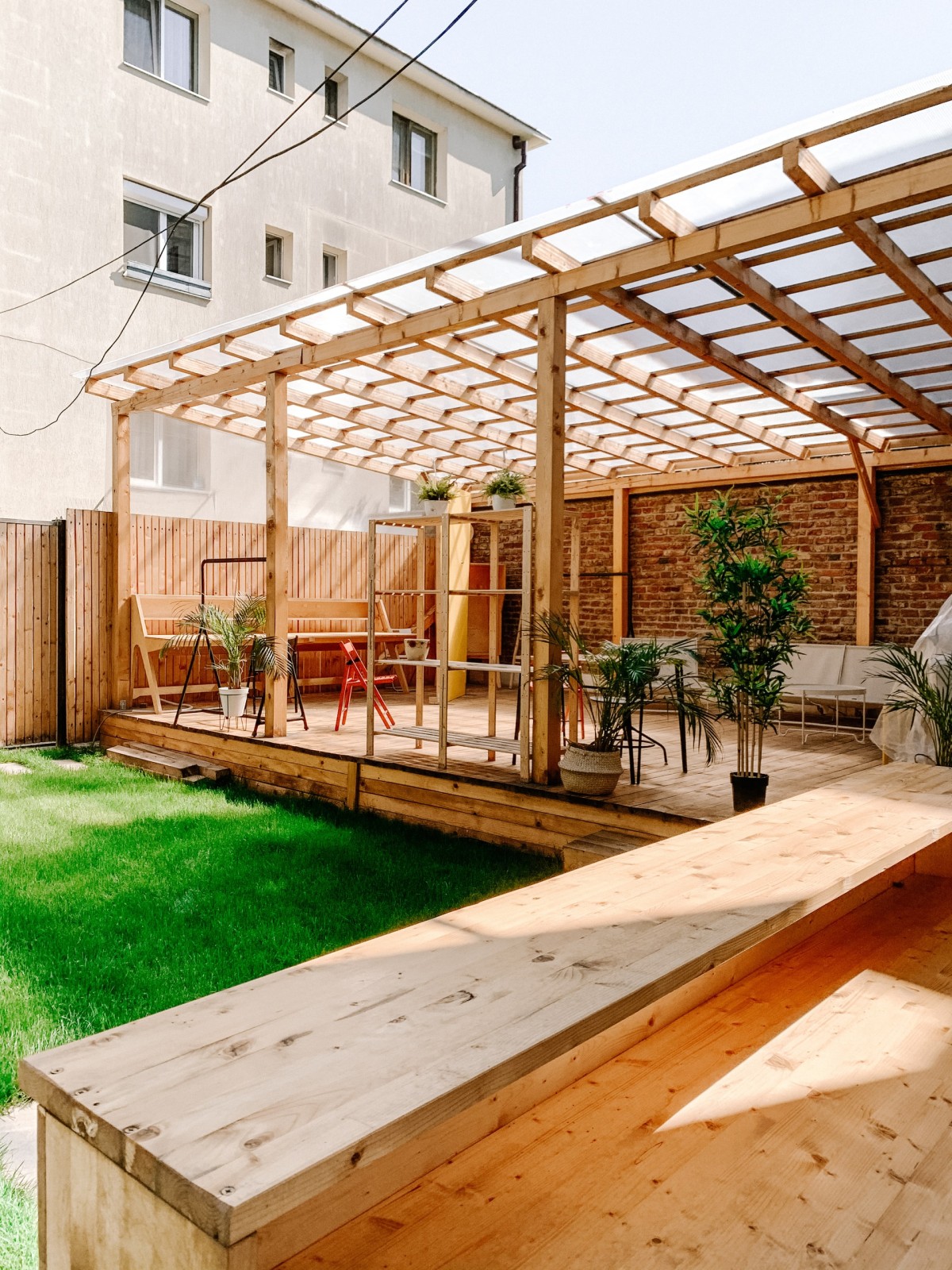 Toldo ou pérgula: qual é a melhor opção para os dias de sol e calor