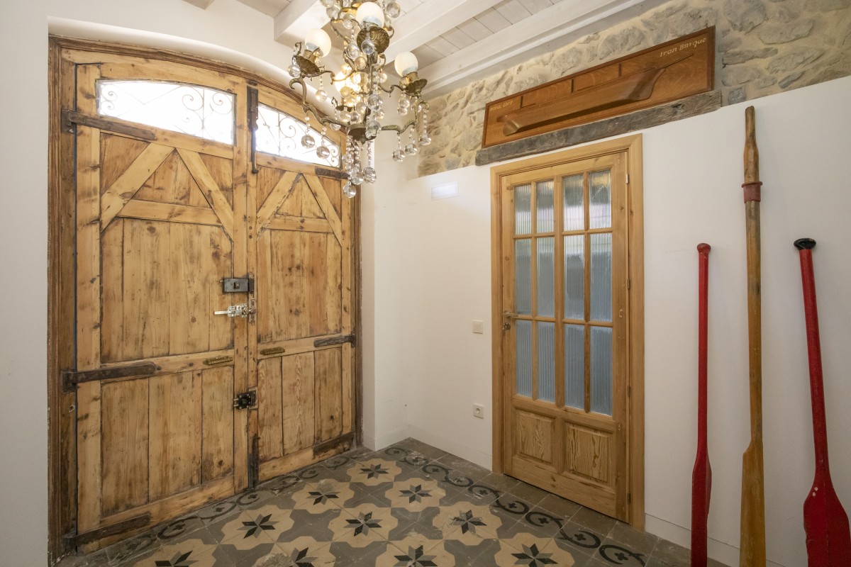 Grandes portas de madeira
