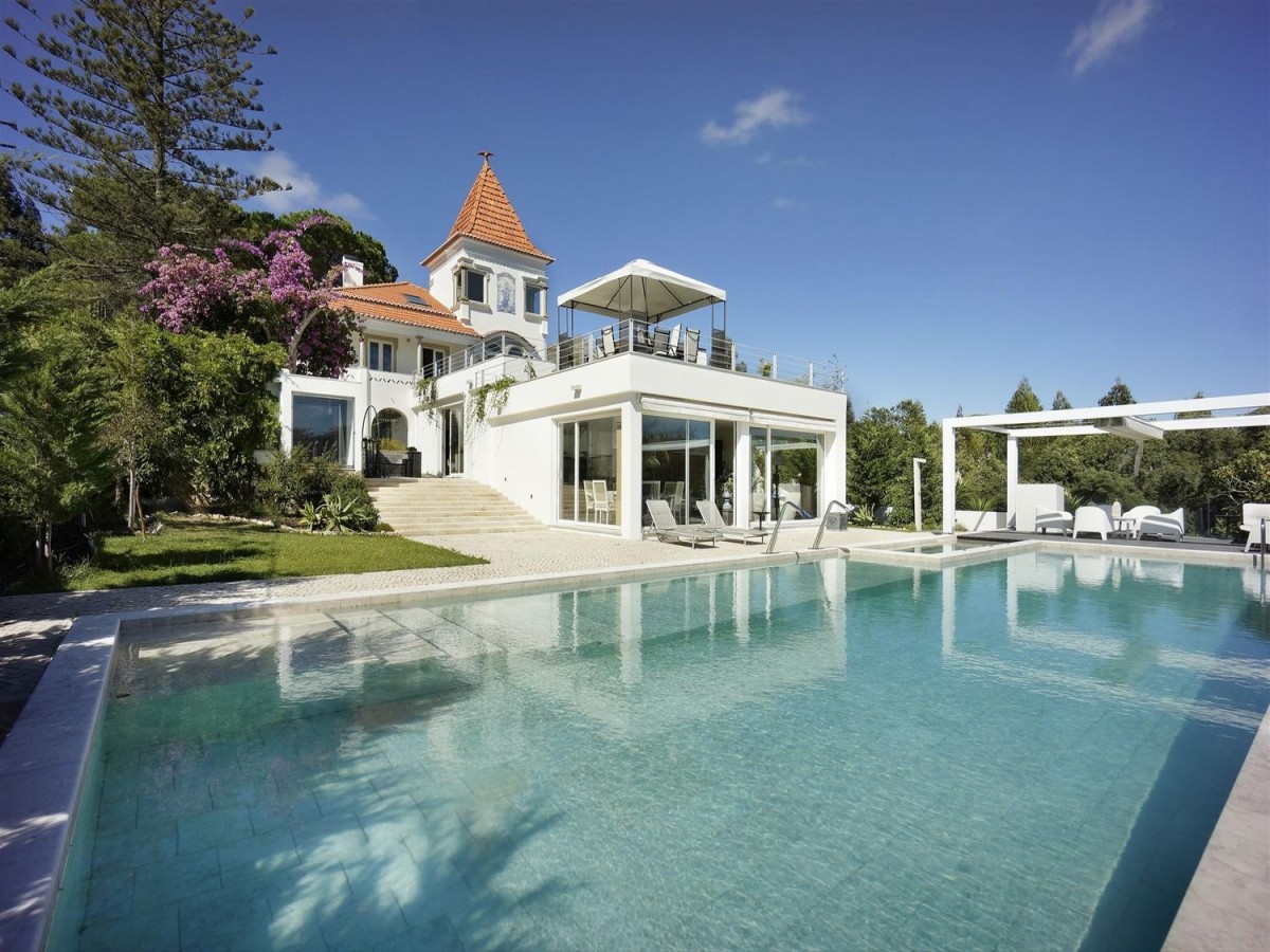 Luxury villa for sale close to Lisbon