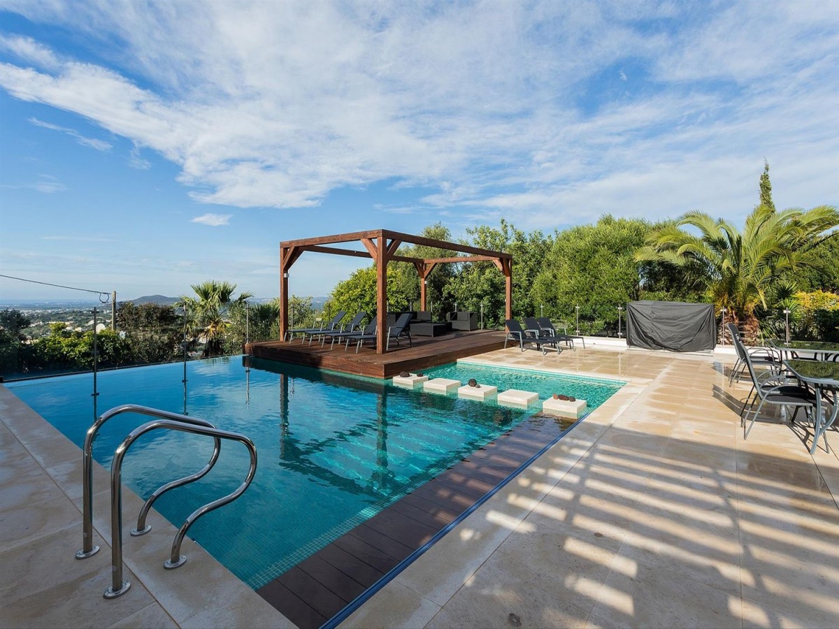 Le terrazze all'aperto e la piscina sono perfette per rilassarsi