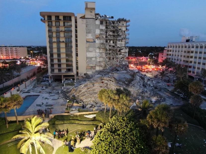 Prédio de 12 andares desaba parcialmente junto a uma praia de Miami  