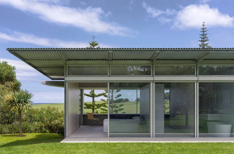 A casa de sonho que todos gostaríamos de ter: com jardim, piscina e vista para o mar